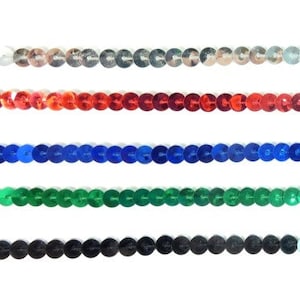 Puede incluir: Cinco filas de lentejuelas de diferentes colores. La fila superior es plateada, la segunda fila es roja, la tercera fila es azul, la cuarta fila es verde y la fila inferior es negra.