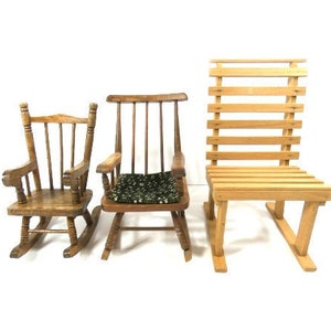 Puede incluir: Tres sillas de madera, una mecedora con un coj&iacute;n verde, una mecedora con respaldo de listones y una silla con respaldo de listones.