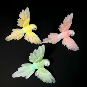 1 amarillo rosa/albaricoque o verde loro volador pájaros falsos pájaros artificiales pastel topper adornos artesanía pájaros plumas corona de pájaros