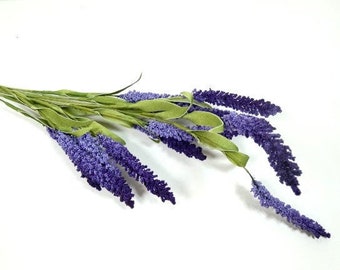 Könnte beinhalten: Ein Strauß künstlicher Lavendelblüten mit violetten Blüten und grünen Stielen.