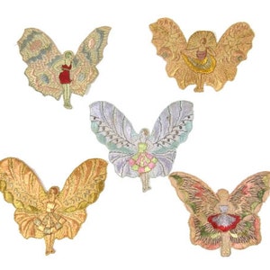Könnte beinhalten: Fünf gestickte Schmetterlingsapplikationen mit goldenen, silbernen und roten Akzenten. Jeder Schmetterling zeigt eine zentrale Figur mit einem fließenden Kleid und Flügeln.