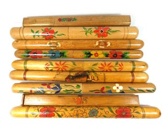 Estuche de agujas vintage con flores rojas, azules y blancas Estuche de agujas de madera pintado a mano Suministros de siembra Estuche de agujas antiguo