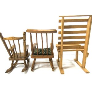 Puede incluir: Tres sillas de madera, dos mecedoras y una silla de listones. Las mecedoras son marrones y tienen un acabado de madera natural. La silla de listones tambi&eacute;n es marr&oacute;n y tiene un acabado de madera natural.