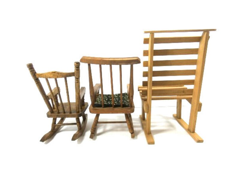 Puede incluir: Tres sillas de madera, dos mecedoras y una silla de listones. Las mecedoras son marrones y tienen un acabado de madera natural. La silla de listones tambi&eacute;n es marr&oacute;n y tiene un acabado de madera natural.