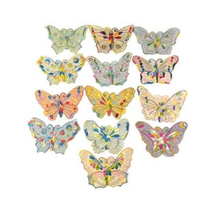 Puede incluir: Un conjunto de 14 parches de mariposa bordados de colores. Las mariposas son de varios tonos de amarillo, azul, verde, rosa y naranja. Todas miden aproximadamente 5 cm de ancho y 5 cm de alto.