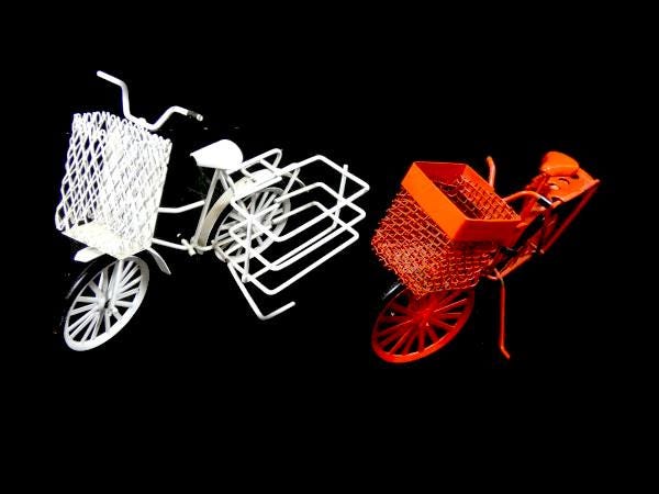 1 Mini bici vintage bianca o rossa con cestino Mini bici con cestino Mini bici piccola Topper per torta Abbellimento Bouquet Ghirlanda Forniture per b