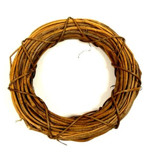 Può includere: Una ghirlanda intrecciata marrone realizzata con ramoscelli naturali, perfetta per l'artigianato e la decorazione.
