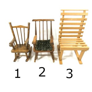 Puede incluir: Tres sillas de madera, una mecedora con un coj&iacute;n estampado en blanco y negro, una con respaldo de listones y otra con respaldo de listones y coj&iacute;n. Las sillas est&aacute;n numeradas del 1 al 3.