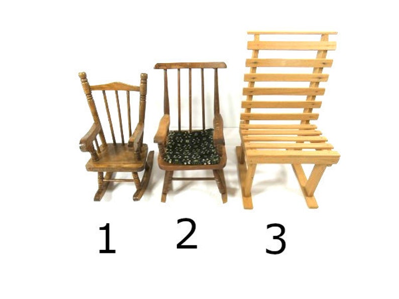 Puede incluir: Tres sillas de madera, una mecedora con un coj&iacute;n estampado en blanco y negro, una con respaldo de listones y otra con respaldo de listones y coj&iacute;n. Las sillas est&aacute;n numeradas del 1 al 3.