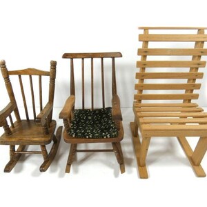 Puede incluir: Tres sillas de madera, una mecedora con un coj&iacute;n estampado en verde y negro, una mecedora con respaldo de listones y una silla con respaldo de listones.