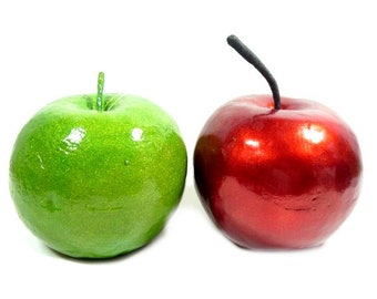 Puede incluir: Una manzana verde y una manzana roja, ambas con un acabado brillante.