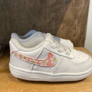 Hand Painted Pink + Daisy Swoosh Crib Shoes