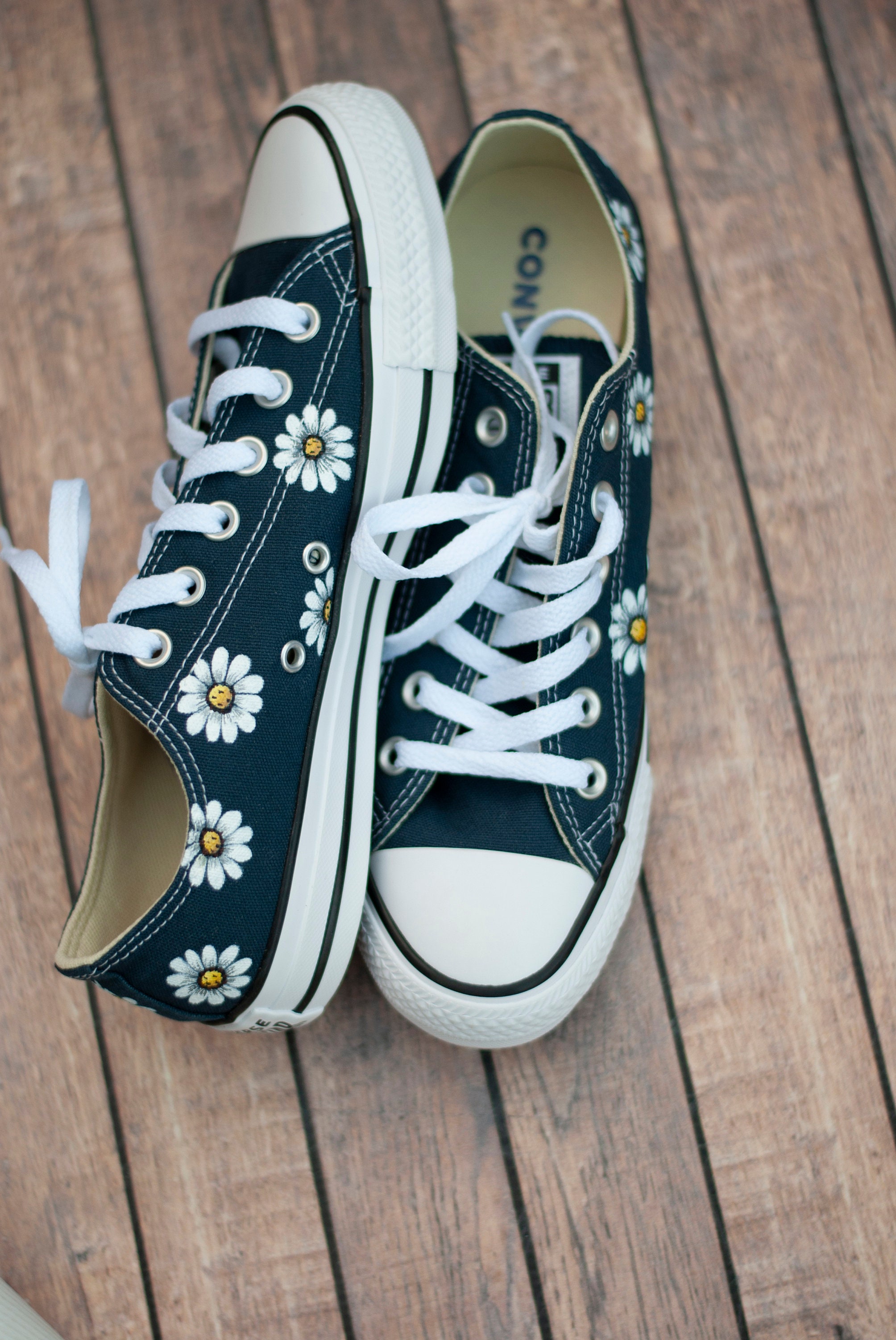 Hand Painted Daisy Low Top Converse - Etsy
