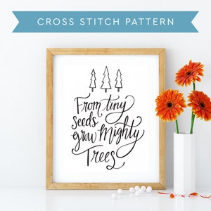 Peut inclure: Un modèle de point de croix avec une citation sur les arbres : "Des graines minuscules poussent de grands arbres". La citation est écrite en cursive noire et est entourée de trois dessins simples d'arbres en noir.