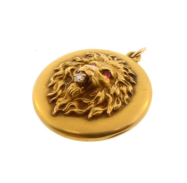 Lion teeth locket in gold Clearance