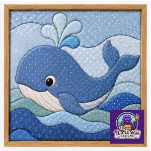 Puede incluir: Un cuadro decorativo con una ilustración en capas estilo acolchado de una ballena azul expulsando agua. La ballena se sitúa sobre un fondo de olas azules estilizadas con patrones de anclas, todo dentro de un marco de madera de color claro.