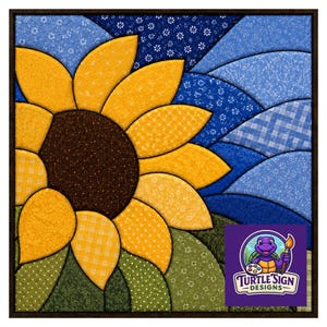 Puede incluir: Un arte de pared cuadrado que presenta un girasol de estilo tela con pétalos amarillos y un centro marrón oscuro sobre un fondo azul con varios patrones. Un logotipo morado en la esquina muestra una tortuga sosteniendo un pincel con el texto Turtle Sign Designs.