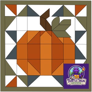 Könnte beinhalten: Ein quadratisches Quiltblock-Muster mit einem zentralen orangefarbenen Kürbis, einem dunkelbraunen Stiel und olivgrünen Blättern. Der Hintergrund besteht aus weißen, dunkelgrauen und olivgrünen Dreiecken. Ein violettes Logo von Turtle Sign Designs ist zu sehen.