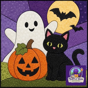Peut inclure: Un motif de bloc de courtepointe en tissu représentant un fantôme blanc, une citrouille orange avec une feuille verte et un chat noir aux yeux jaunes. Le fond montre une lune jaune, des chauves-souris noires et un ciel violet. Logo inclus.