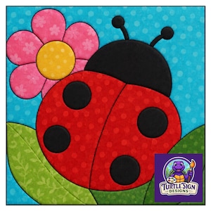 Puede incluir: Un diseño de aplique de tela que muestra una mariquita roja con puntos negros y cabeza negra sobre un fondo azul con puntos. Una flor rosa con centro amarillo y hojas verdes se sitúan detrás de la mariquita. El logotipo de Turtle Sign Designs está presente.