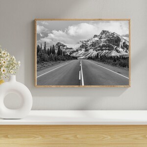 Stampa della strada di Banff Mountain: paesaggio canadese in bianco e nero