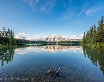 Impresión del Parque Nacional Banff: Paisaje tranquilo del lago Two Jack