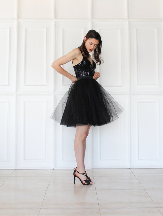 gold pleated skirt outfit ideas