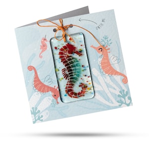 Caballito de mar - Tarjeta de felicitación con tarjeta de regalo de vidrio fundido adjunta