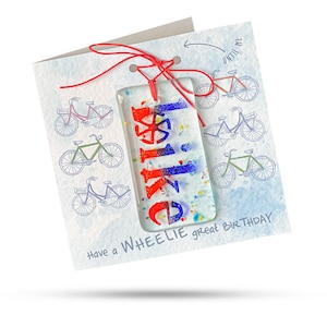 Fietsverjaardagskaart: wenskaart met cadeau van gesmolten glas