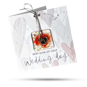 Boda (Corazones rosas): tarjeta de felicitación con regalo de vidrio fusionado adjunto