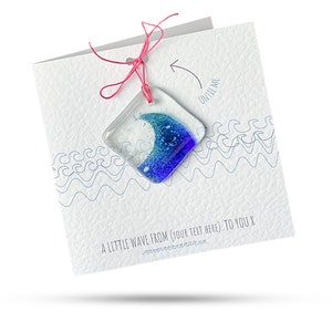 AANGEPASTE Little Wave: wenskaart met cadeau van gesmolten glas. Personaliseer door je eigen tekst toe te voegen.