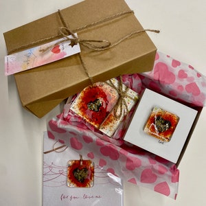 Paquete Love: posavasos de vidrio fusionado con forma de corazón, bloque Love y tarjeta de regalo. Envuelto y listo para hacer sonreír a tu persona favorita.