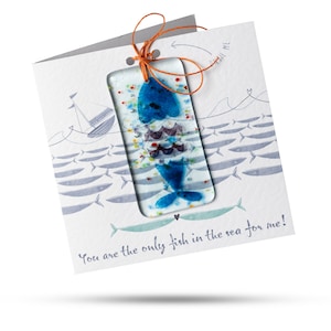 Solo peces en el mar para mí (barco) - Tarjeta de felicitación con regalo de vidrio fundido adjunto