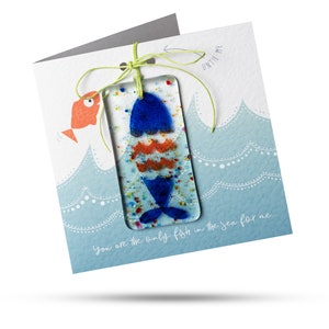 Solo peces en el mar para mí (pez dorado) - Tarjeta de felicitación con regalo de vidrio fundido adjunto