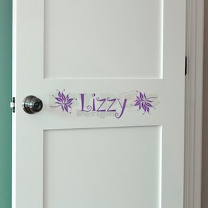Lilie Blume personalisierte Name benutzerdefinierte Vinyl Aufkleber - Blumen Aufkleber, Namen Aufkleber für Kinder, Türschild für Kinder, Tür Buchstaben für Kinder, Kinderzimmer Dekor