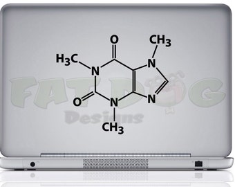 Op de afbeelding: Een zwart-witte chemische structuur van cafeïne op een zilveren laptop. De structuur bevat de chemische formule voor cafeïne, CH3, H3C, N en O.