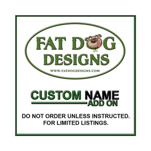 Może przedstawiać: Zielono-białe logo Fat Dog Designs z kreskówkowym psem w czerwonym kagańcu. Pod logo znajduje się tekst "CUSTOM NAME ADD ON". Pod tekstem znajduje się tekst "DO NOT ORDER UNLESS INSTRUCTED. FOR LIMITED LISTINGS."