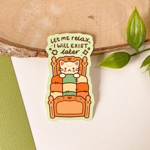 Laisse-moi me détendre, j'existerai plus tard (chat) - Sticker vinyle mat | Art numérique, autocollants, papeterie, kawaii, chat, lit, relax, mignon, couverture