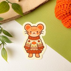 Cozy Knits Mouse - Autocollant en vinyle mat | Art numérique, Stickers, drôle, Illustration, kawaii, Papeterie, mignon, douillet, animal, souris