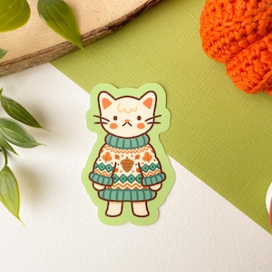 Cozy Knits Cat - Sticker vinyle mat | Art numérique, Stickers, drôle, Illustration, kawaii, Papeterie, mignon, confortable, animal, chats