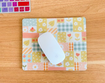 Frühlings Patchwork - Rechteck Mausmatte | Mousepad, Schreibtischzubehör, Illustration, Cottagecore, niedlich, kawaii, Quilt, Blumen, Gänseblümchen