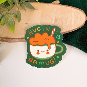 Câlin dans une tasse - Autocollant en vinyle mat | Art numérique, autocollants, illustration, kawaii, papeterie, mignon, confortable, hiver, chocolat chaud, thé, café
