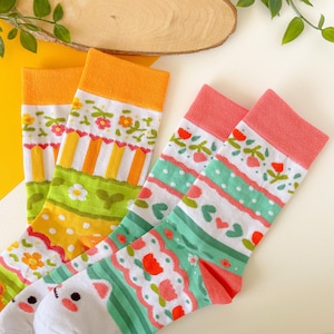 Motif fleurs crème et brulée - Chaussettes en coton (Ensemble de 2) | chaussettes pour équipage, mode, chats, marguerites, kawaii, chaussettes pour femmes, chaussettes fantaisie