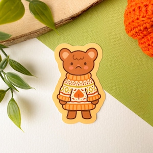 Cosy Knits Bear - Sticker vinyle mat | Art numérique, Stickers, drôle, Illustration, kawaii, Papeterie, mignon, confortable, animal, ours