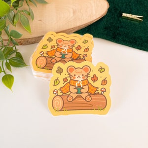 Souris confortable - Autocollant vinyle mat | Art numérique, Autocollants, drôles, Illustration, kawaii, Papeterie, mignon, confortable, hiver, animal, feuilles, souris