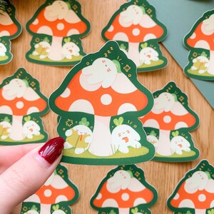 Recharge Meebloos - Autocollant en vinyle mat | Art numérique, Autocollants, Papeterie, kawaii, mignon, champignon, champignon vénéneux