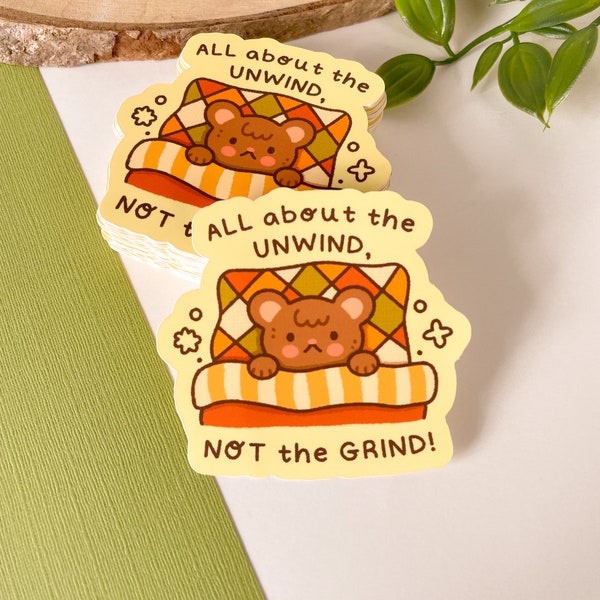 Tutto sul rilassamento NON sulla fatica - Adesivo in vinile opaco / Arte digitale, Adesivi, Cancelleria, kawaii, orso, letto, relax, carino, coperta