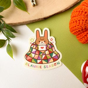 Kuscheltier Saison - Matte Vinyl Aufkleber | Digital Art, Aufkleber, Illustration, kawaii, Stationery, niedlich, gemütlich, Herbst, Häschen, Quilt