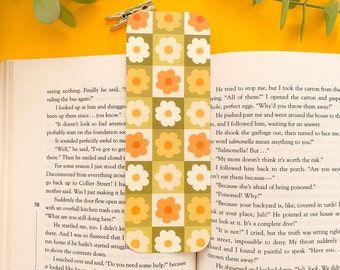 Green Daisy Pattern - Bookmark | Digital Art, Illustration, Books, reading, kawaii, Stationery, yarn, cottagecore, knitting, cat