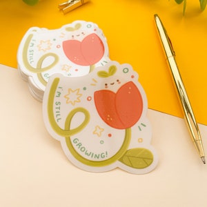 Je grandis toujours - autocollant en vinyle transparent | Art numérique, Autocollants, Papeterie, kawaii, cottagecore, plants, tulip